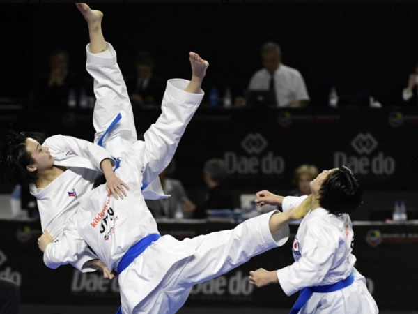 Karategi-clad cheerleaders